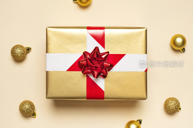 2021年新年和圣诞节禁止。金色礼物用禁止红白胶带，圣诞球在米色背景上平铺顶景。假期隔离。2019 - ncov冠状病毒。呆在家里